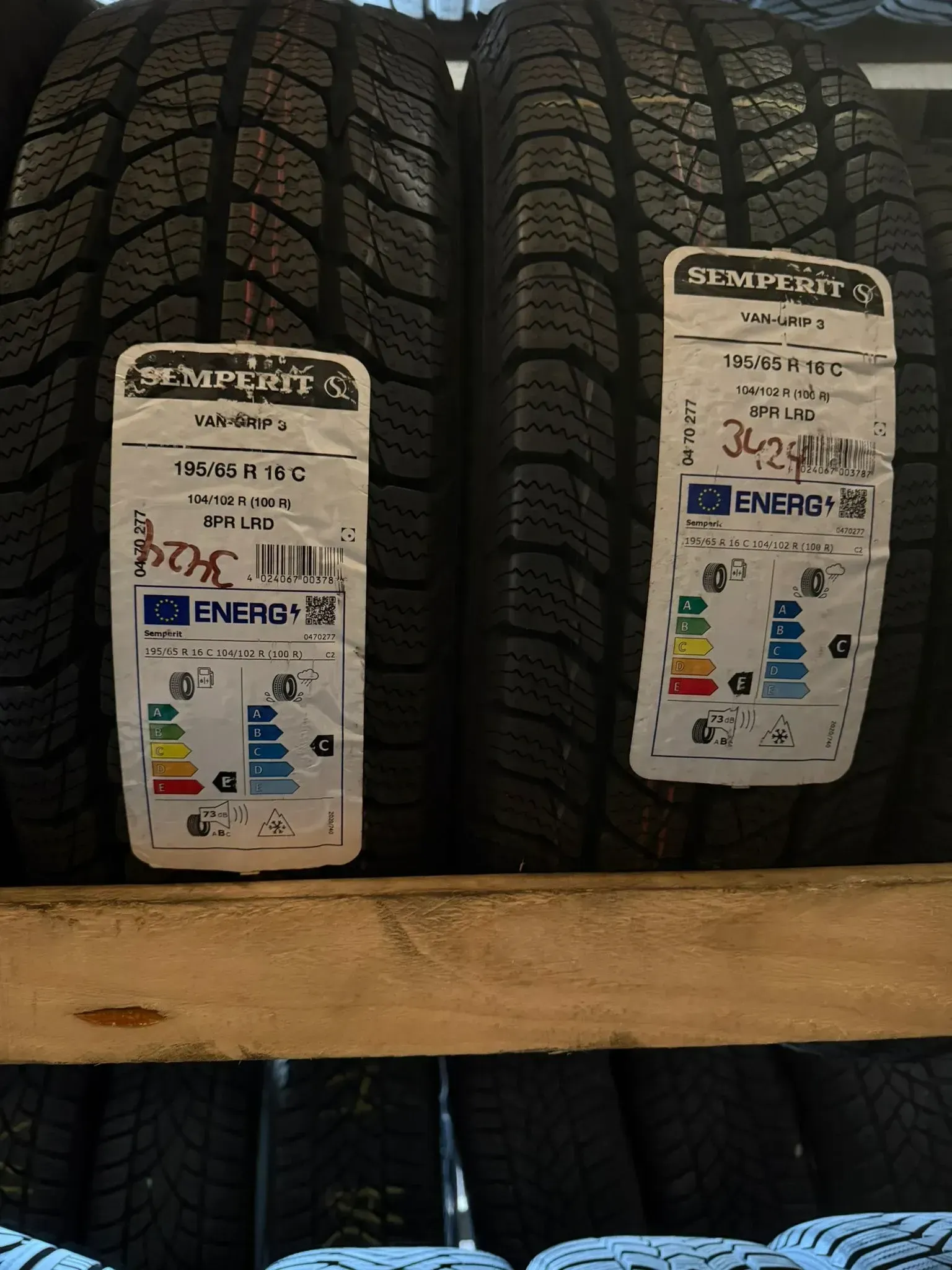 NEU! 2x Winterreifen 195/65 R16C 104/102R Semperit Van-Grip 3 DOT 3424 - Bild 1