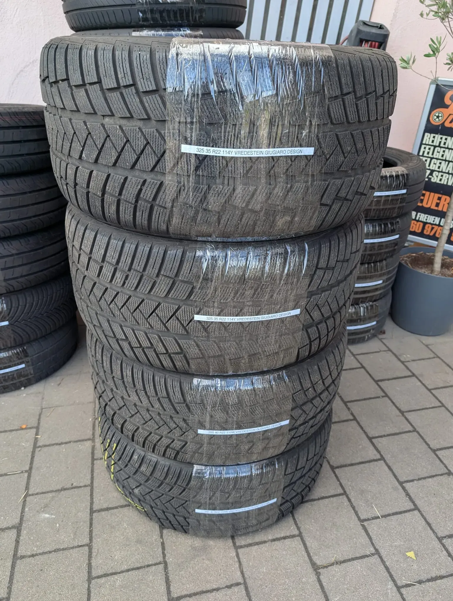 TOP! 4x Winterreifen 2x 325/35 R22 2x 285/40 R22 Vredestine Giugiaro Design 7mm - Bild 1