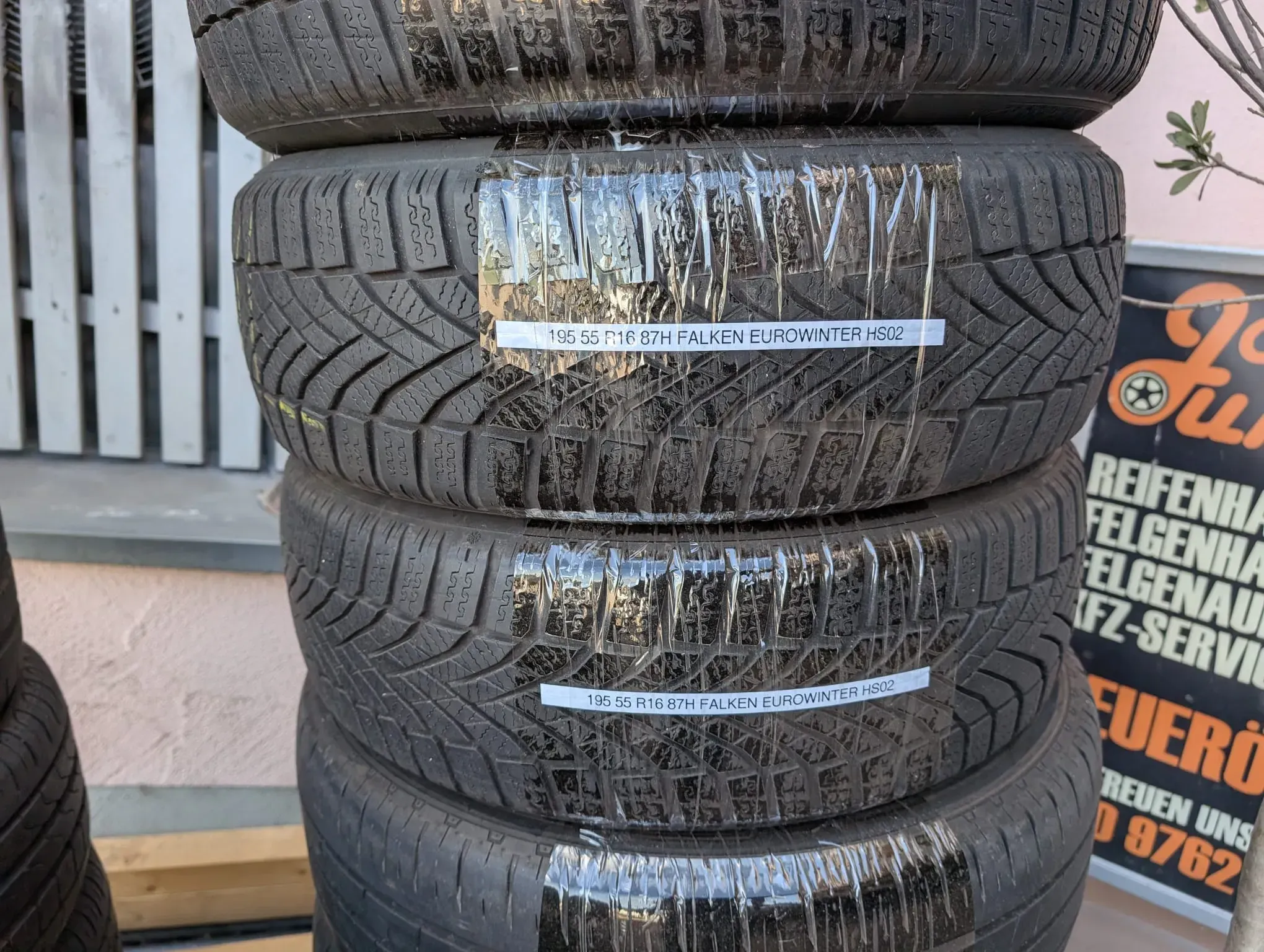 2x Winterreifen 195/55 R16 87H Falken EuroWinter HS02 6-7mm DOT 3922 - Bild 1