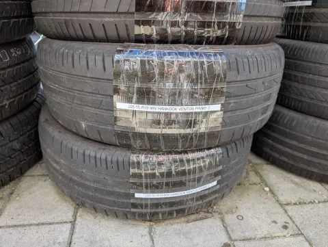 Background image for 2x Sommerreifen 225/55 R19 99V Hankook Ventus Prime 3 5-6mm DOT 2020