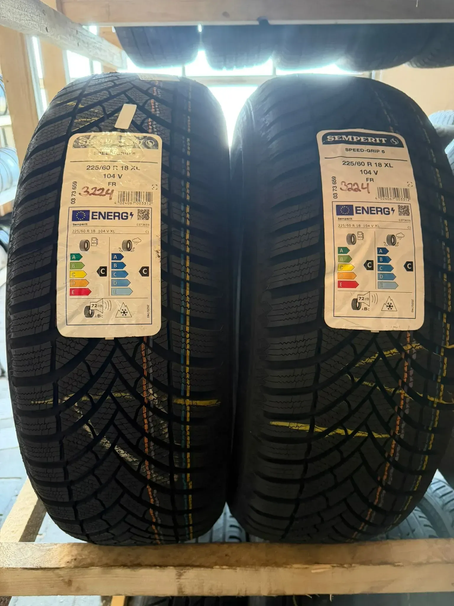 NEU! 2x Winterreifen 225/60 R18 104V XL Semperit Speed-Grip 5 DOT 3224 - Bild 1