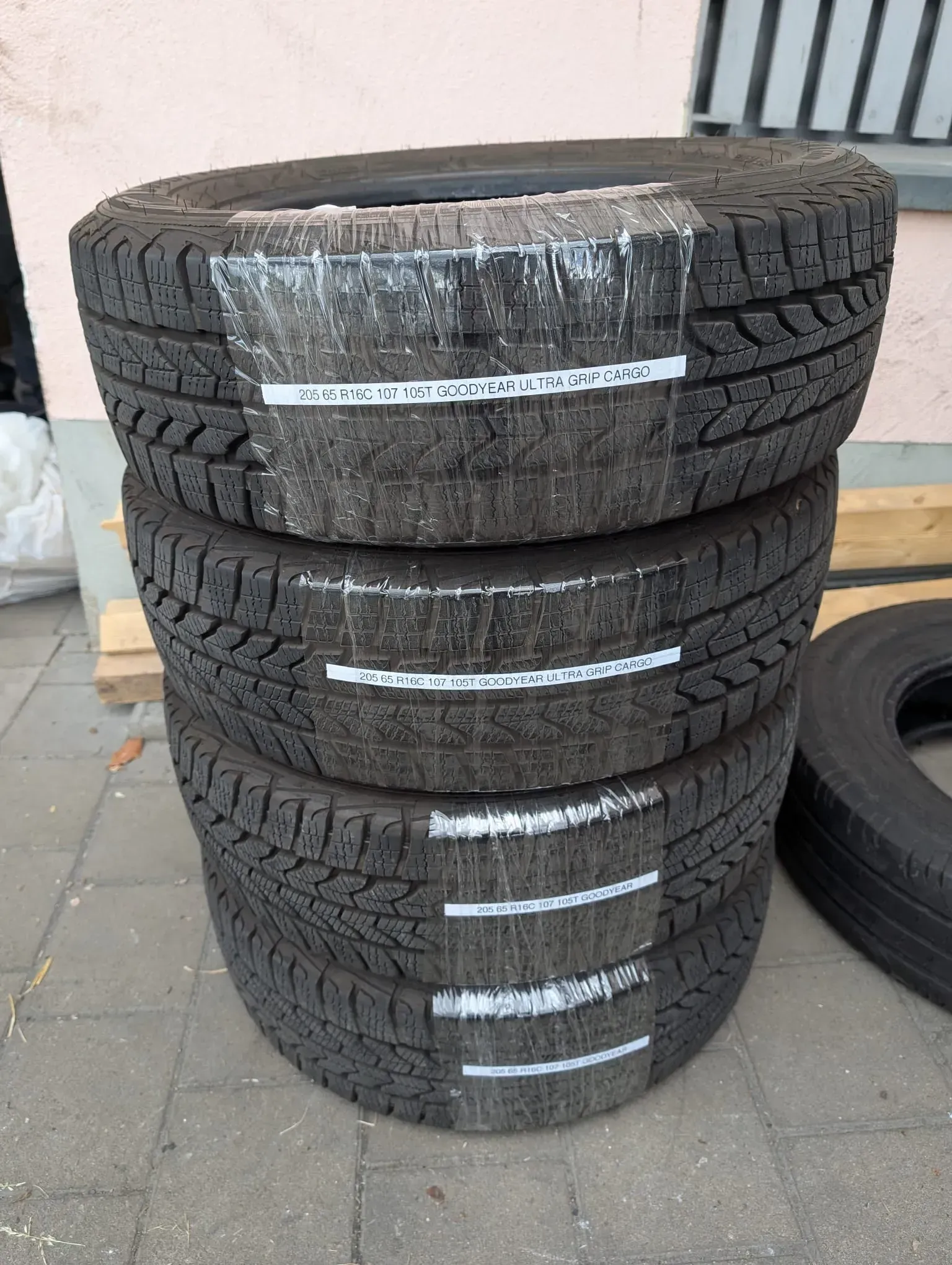 TOP! 4x Winterreifen 205/65 R16C 107/105T Goodyear UltraGrip Cargo DOT 23 7-8mm - Bild 1