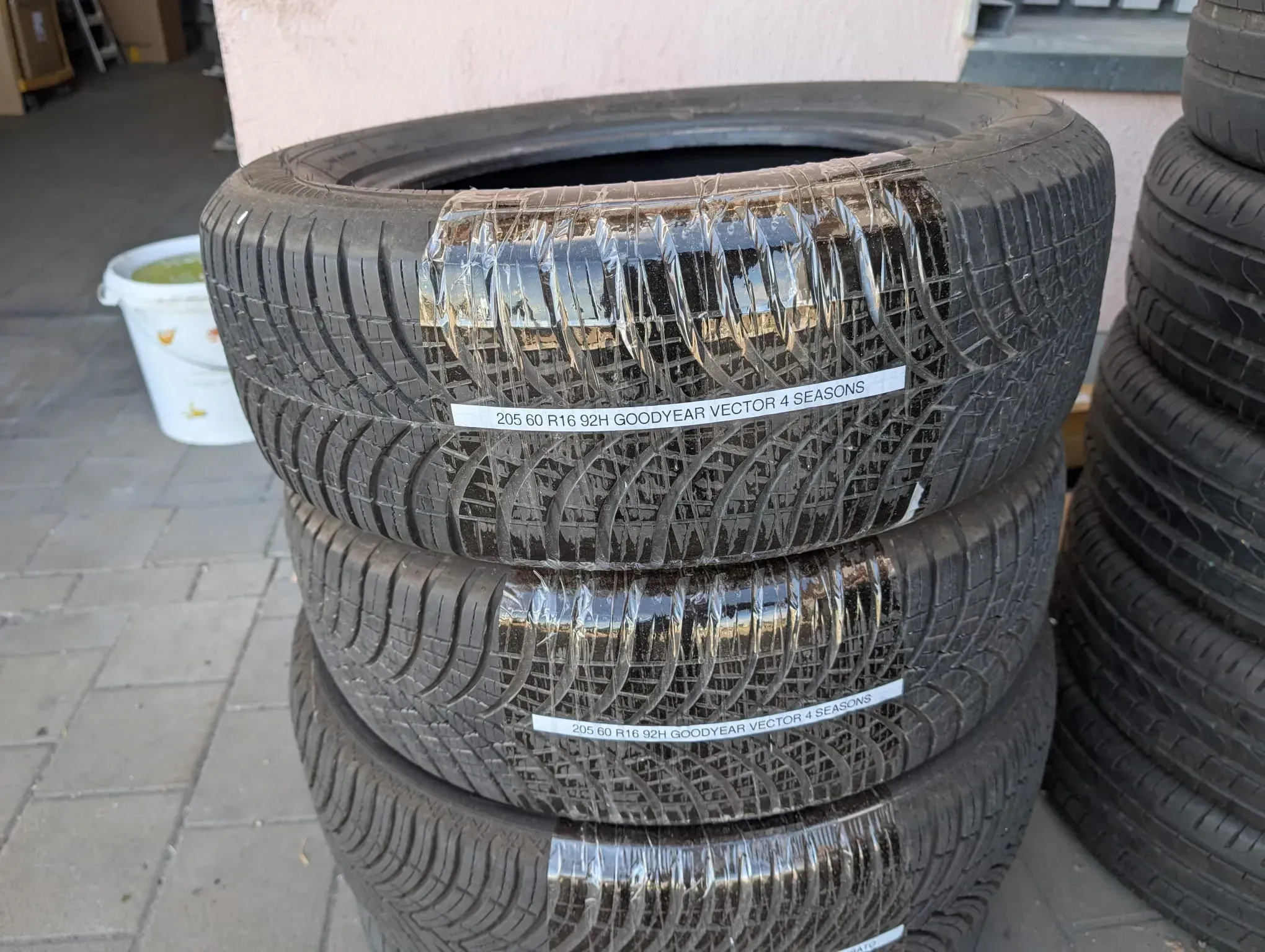 2x Allwetterreifen 205/60 R16 92H Goodyear Vector 4Seasons DOT 2720 6mm - Bild 1