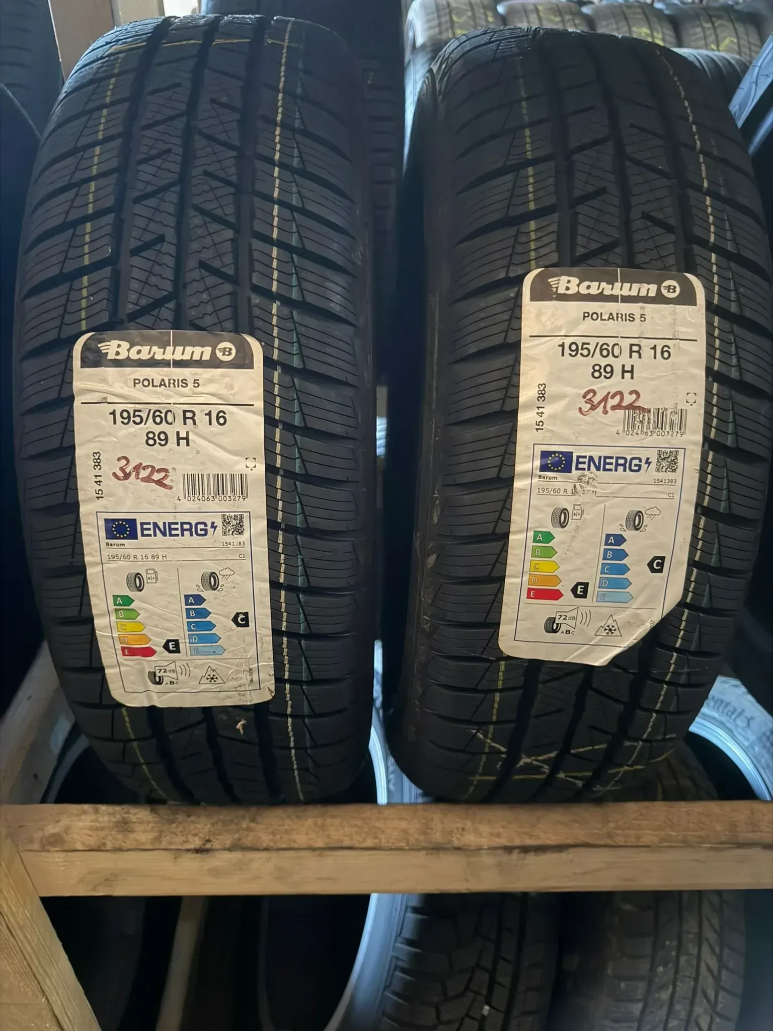 NEU! 2x Winterreifen 195/60 R16 89H Barum Polaris 5 DOT 3122 - Bild 1