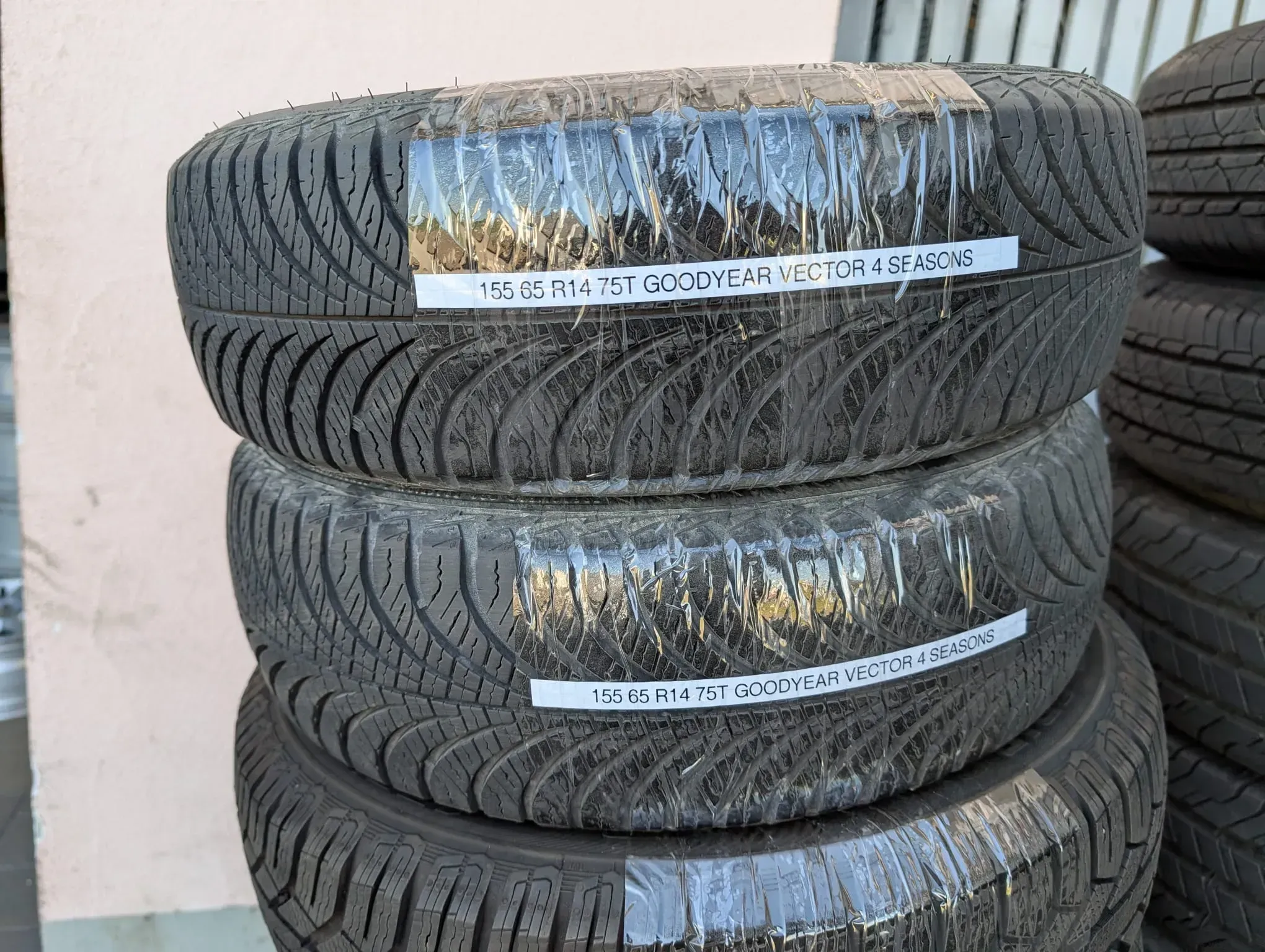 2x Allwetterreifen 155/65 R14 75T Goodyear Vector 4Seasons DOT 3320 5-6mm - Bild 1