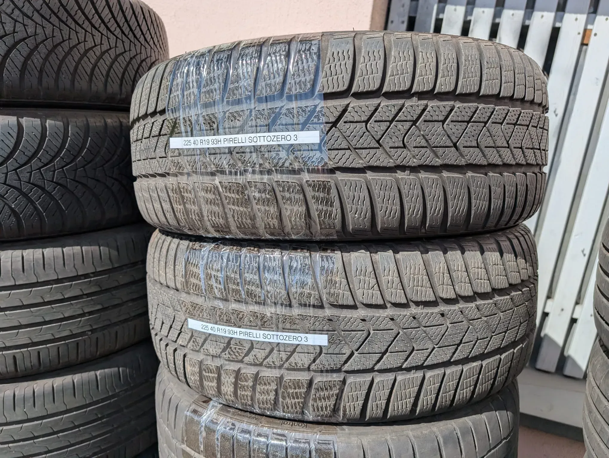 TOP! 2x Winterreifen 225/40 R19 93H MO Pirelli Winter Sottozero 3 DOT 3120 7mm - Bild 1