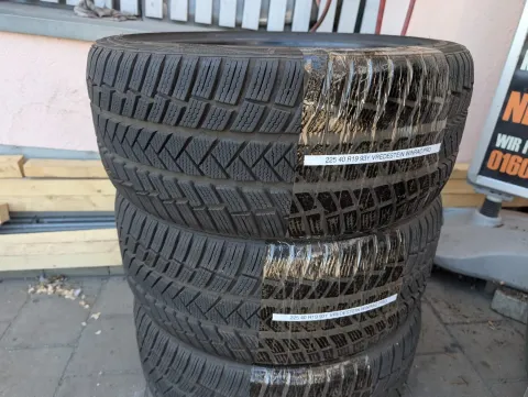 Background image for TOP! 2x Winterreifen 225/40 R19 93Y Vredestein Winrac Pro DOT 4323 8mm