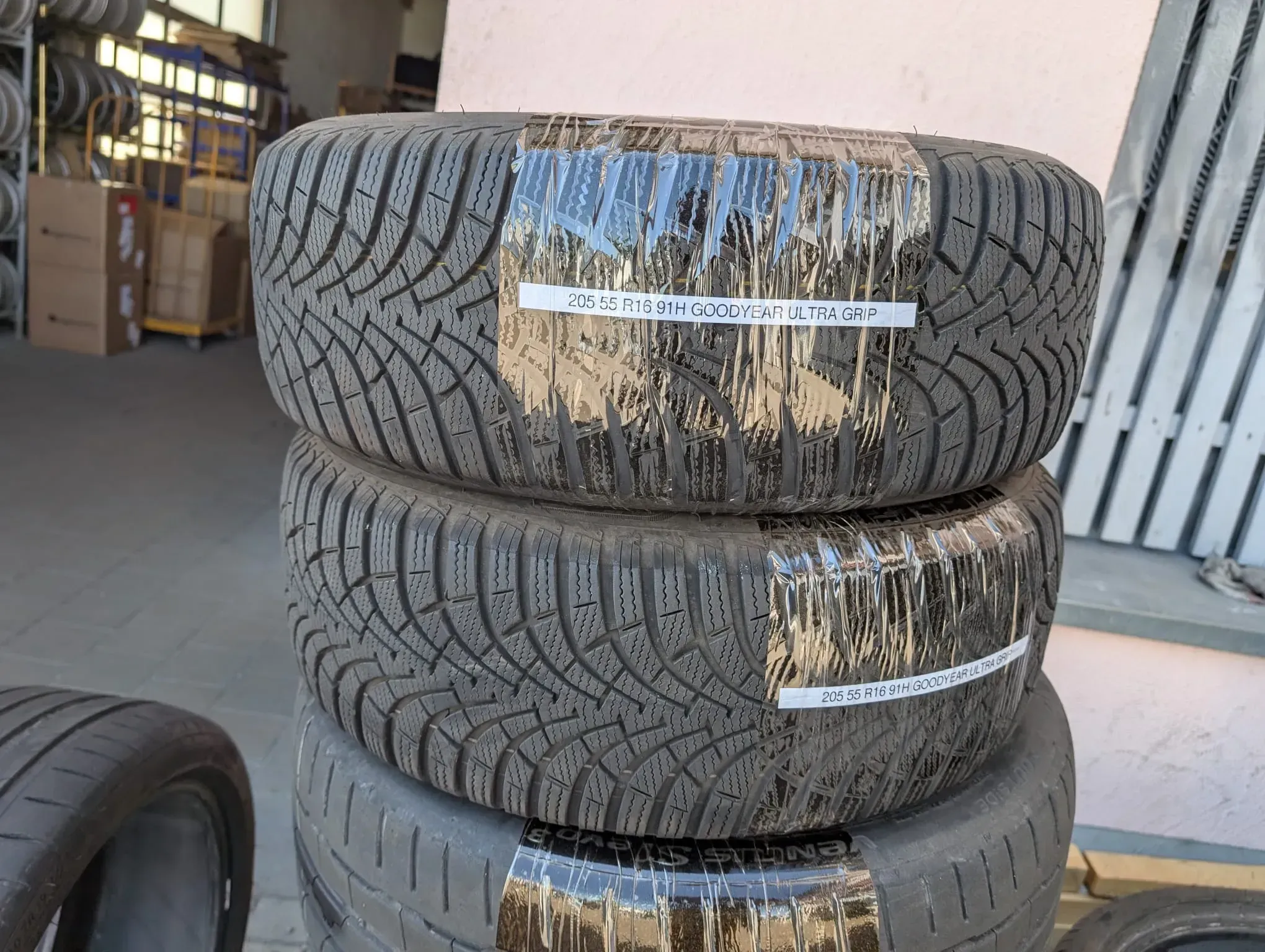 Top! 2x Winterreifen 205/55 R16 91H Goodyear Ultra Grip 6-7mm DOT 2618 - Bild 1
