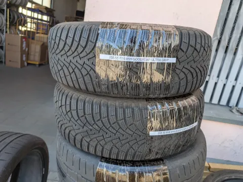 Background image for Top! 2x Winterreifen 205/55 R16 91H Goodyear Ultra Grip 6-7mm DOT 2618