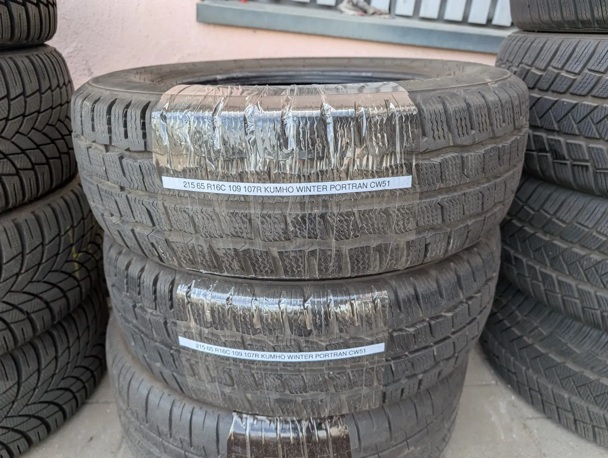 Top! 2x Winterreifen 215/65 R16C 109/107R Kumho Winter Portran CW51 8mm DOT 2122 - Bild 1