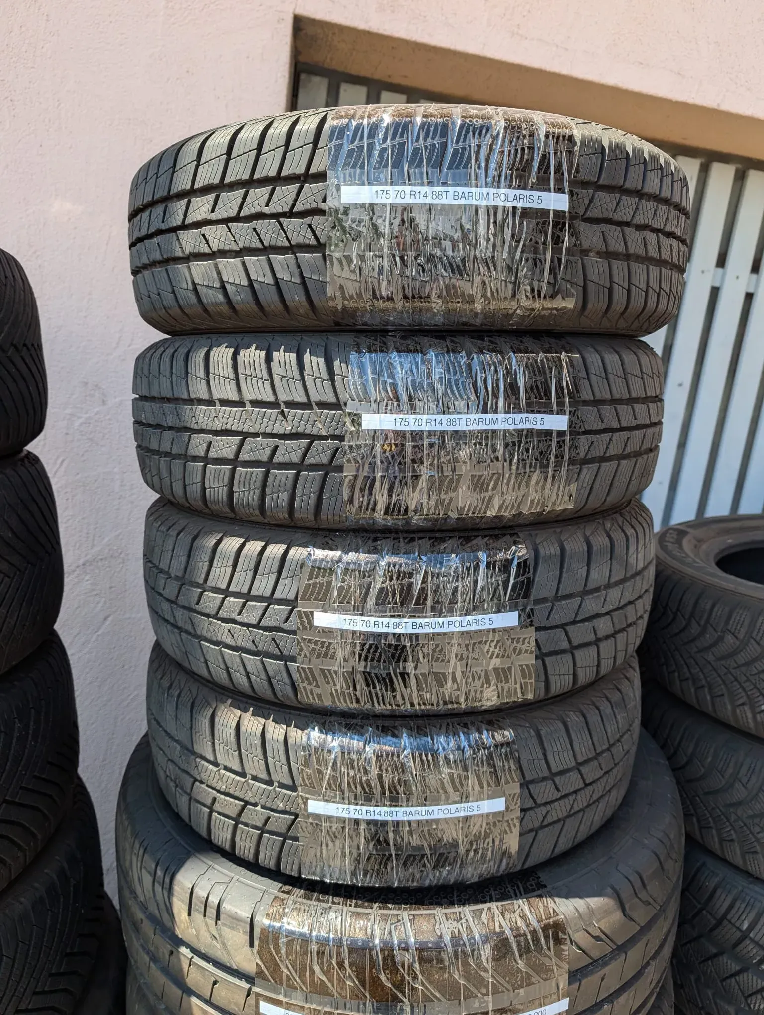 4x Winterreifen 175/70 R14 88T Barum Polaris 5 6-7mm DOT 2321 - Bild 1