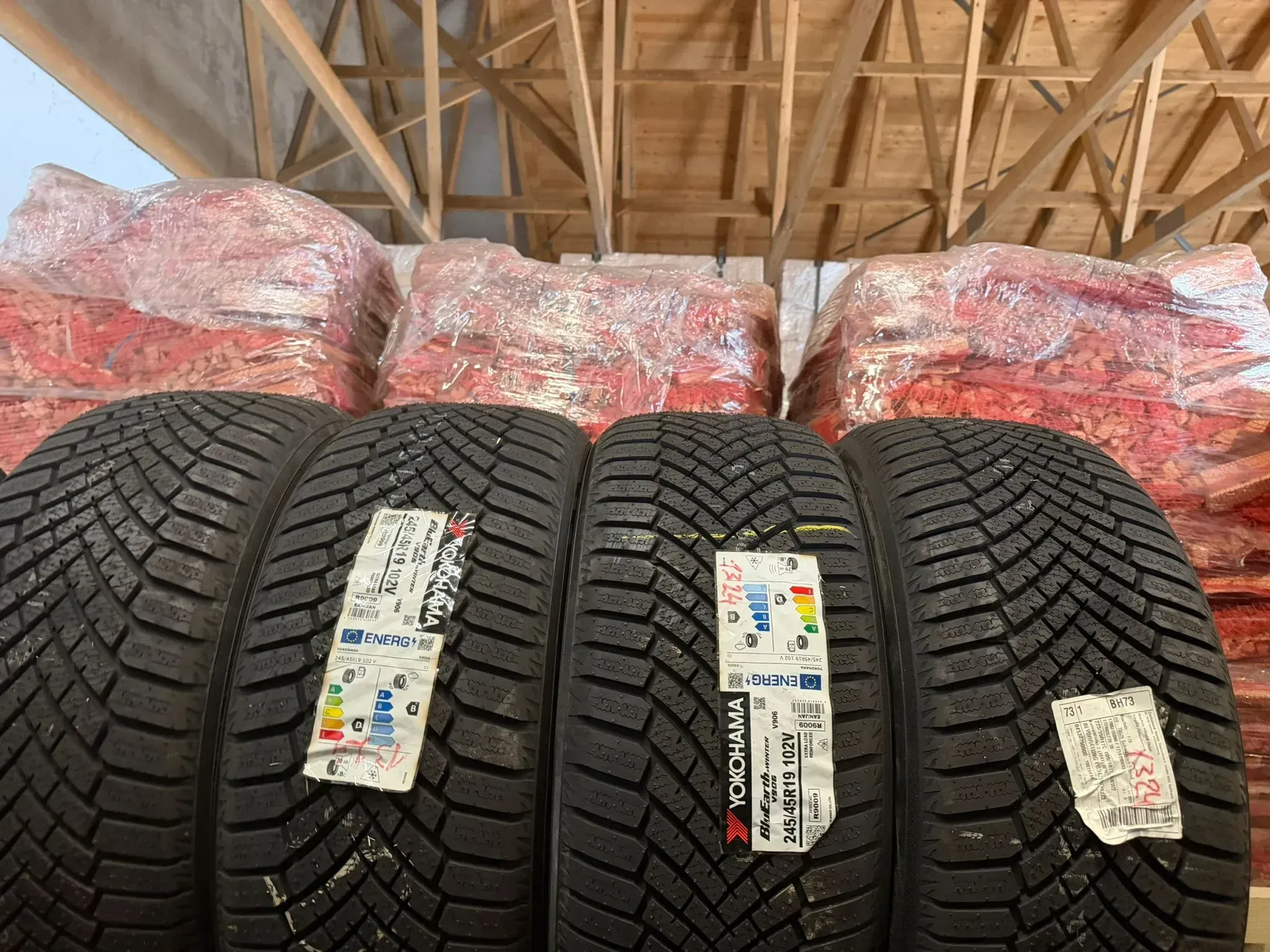 NEU! 4x Winterreifen 245/45 R19 102V Yokohama BluEarth Winter V906 DOT 1324 - Bild 1