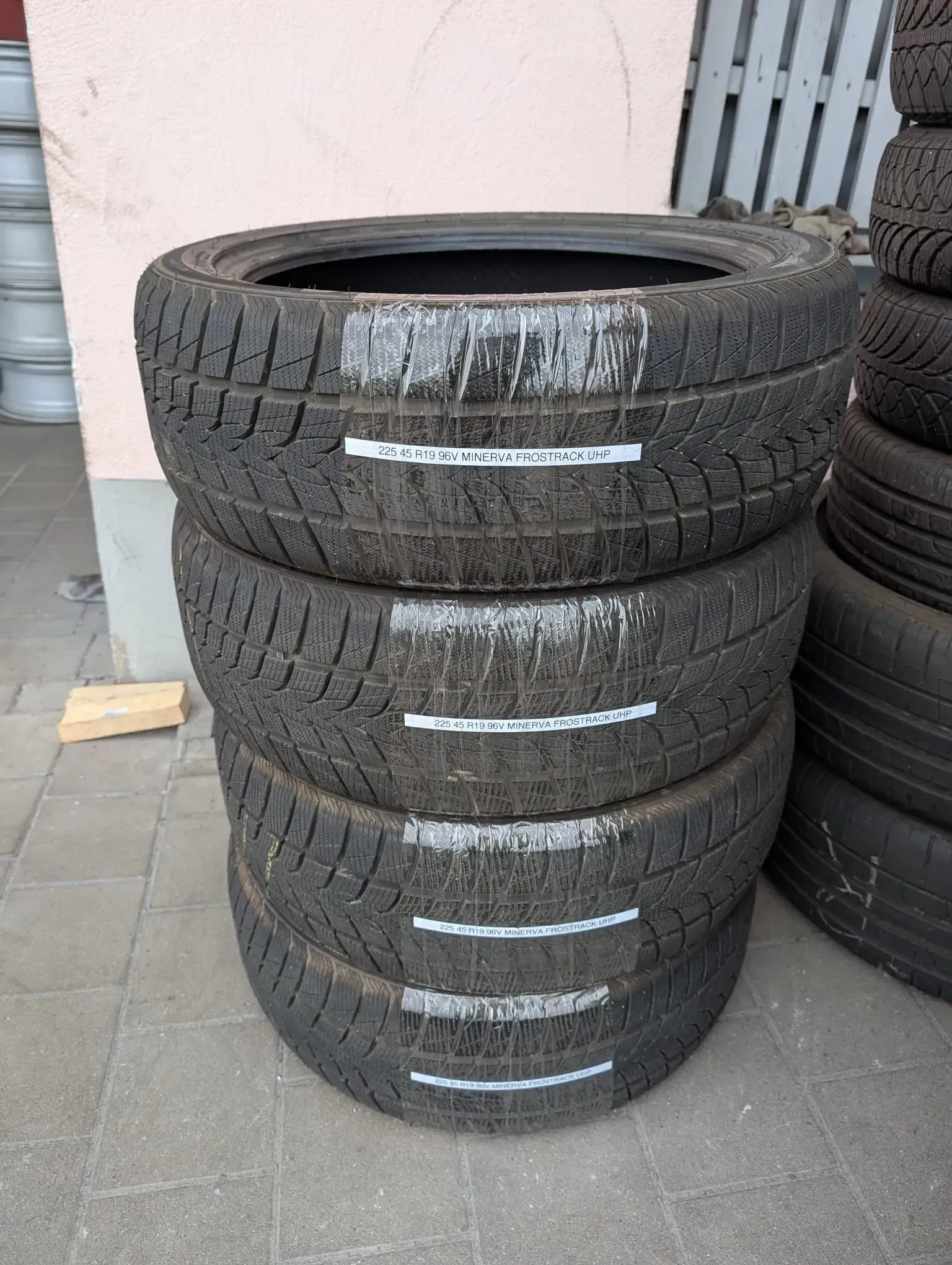 4x Winterreifen 225/45 R19 96V Minerva Frostrack UHP 7-8mm DOT 1825 - Bild 1