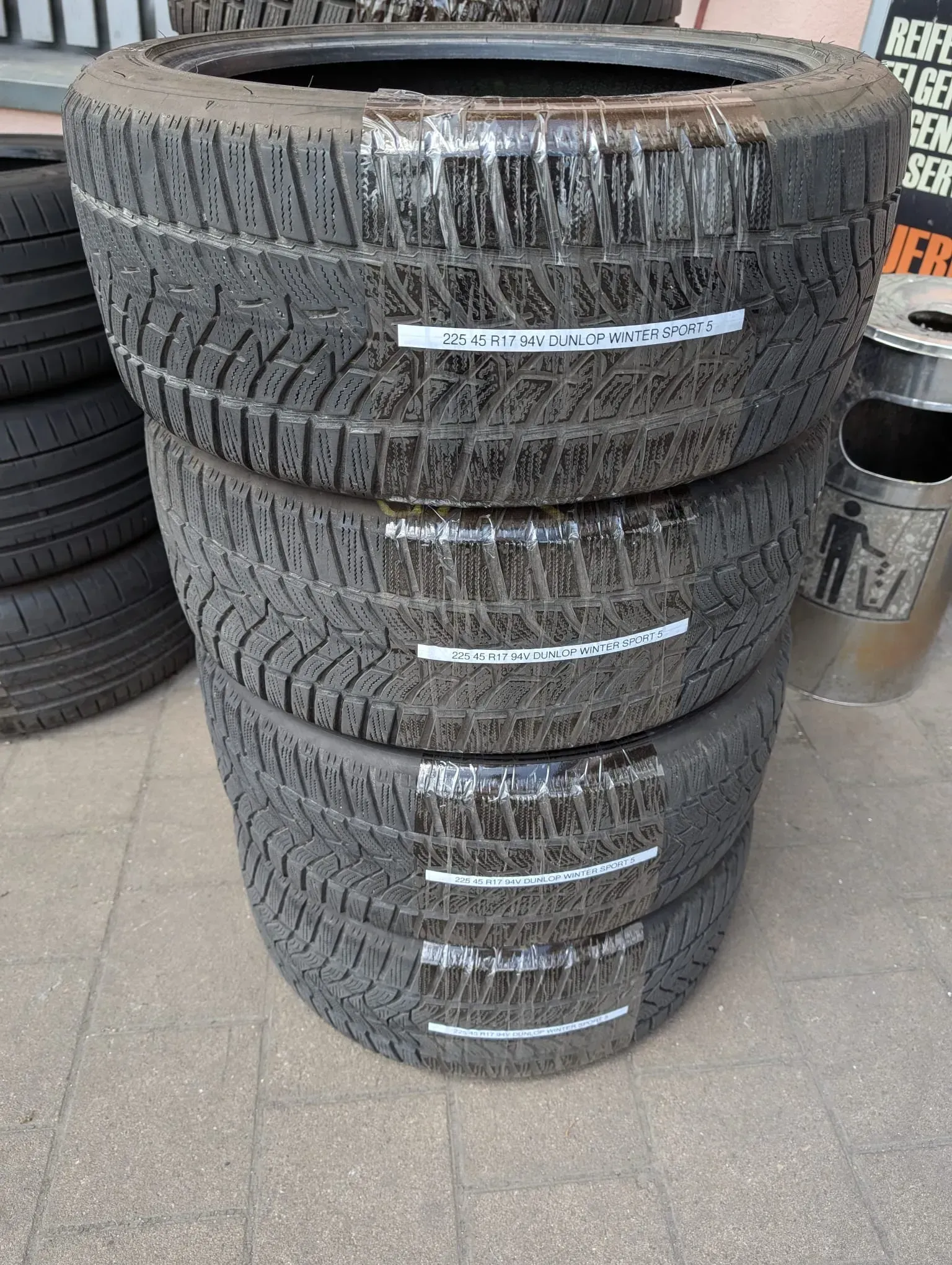 4x Winterreifen 225/45 R17 94V Dunlop Winter Sport 5 DOT 4519 6mm - Bild 1