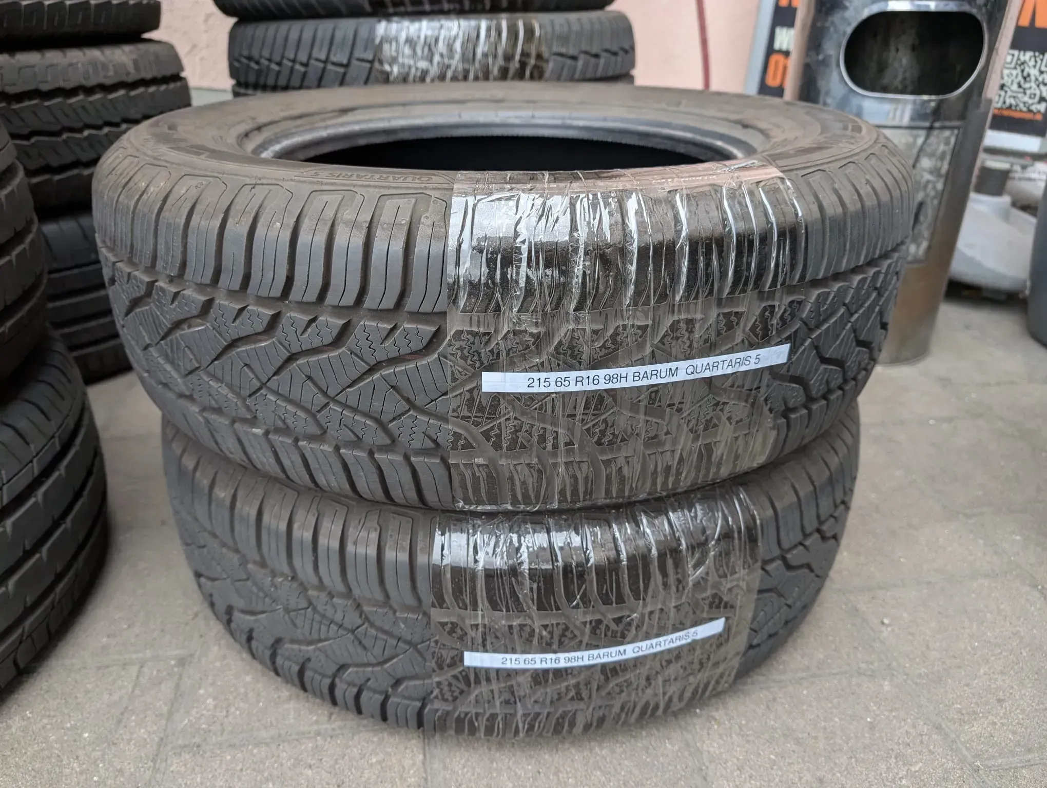 Top! 2x Allwetterreifen 215/65 R16 98H Barum Quartaris 5 7mm DOT 4323 - Bild 1