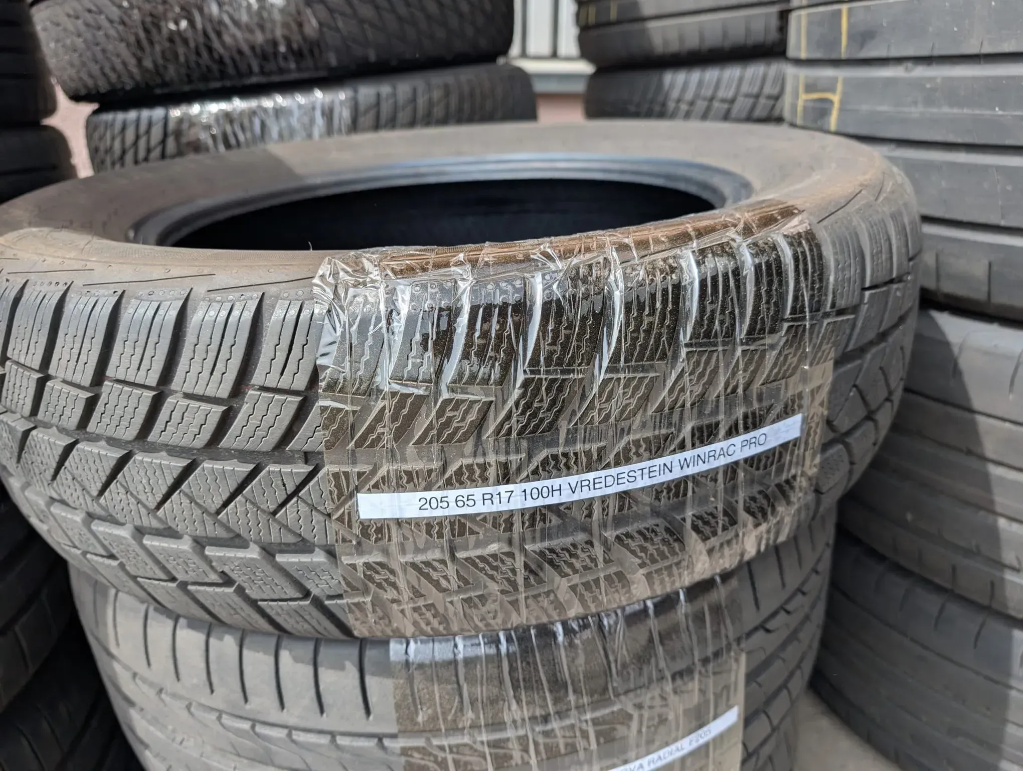 1x Winterreifen 205/65 R17 100H Vredestein Wintrac Pro 7mm DOT 2525 - Bild 1