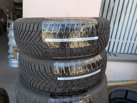 Background image for Top! 2x Allwetterreifen 185/65 R15 88H Continental AllSeasonContact 7mm DOT 1521
