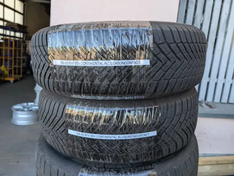 Background image for 2x Allwetterreifen 195/65 R15 95H Continental AllSeasonContact 6-7mm DOT 0121