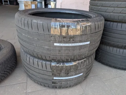 Background image for 2x Sommerreifen 235/40 ZR19 96Y Michelin Pilot Sport 4 5mm DOT 1021